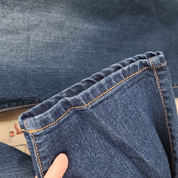 Torrid Crop Jegging- Super Stretch Dark Wash - Picture 4 of 9